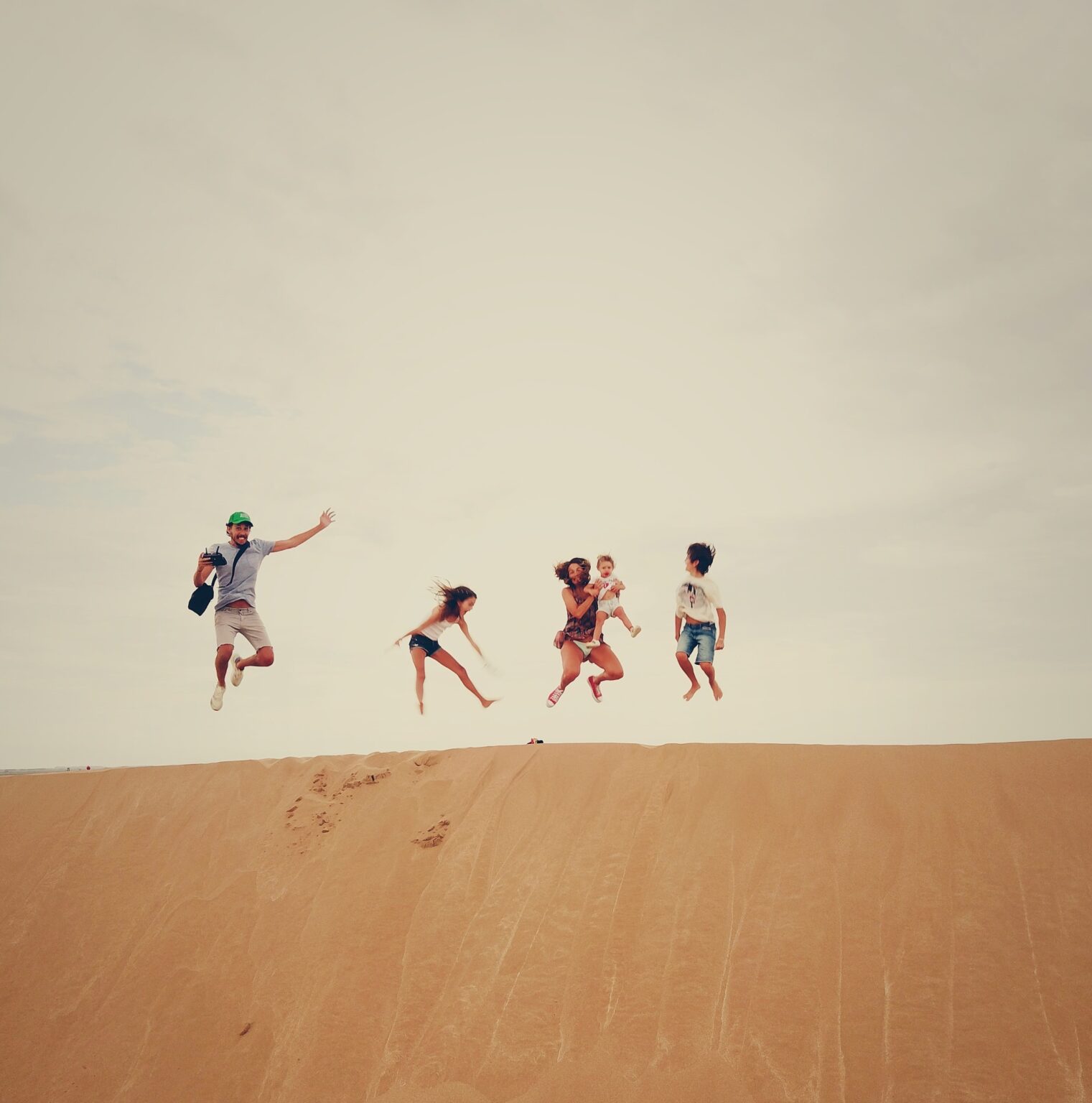 Vesela družina na vrhu puscavskega hriba